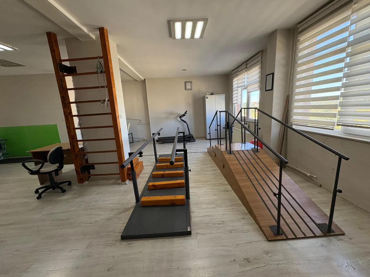 Fizik tedavi salonunda yürüme paralel barı ve rampa
