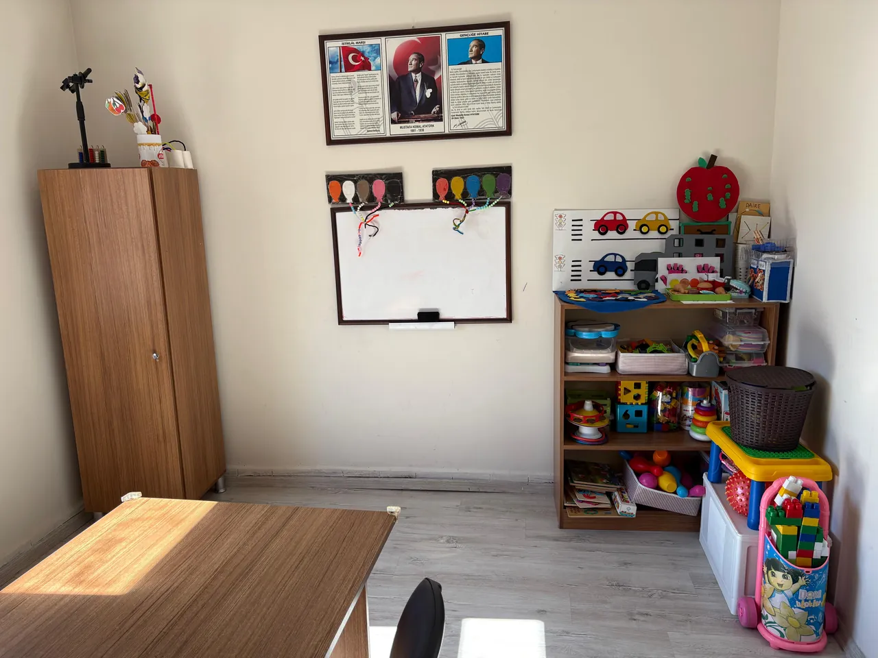 Bireysel eğitim sınıfı; eşleştirme materyalleri, bloklar ve eğitici oyuncaklar
